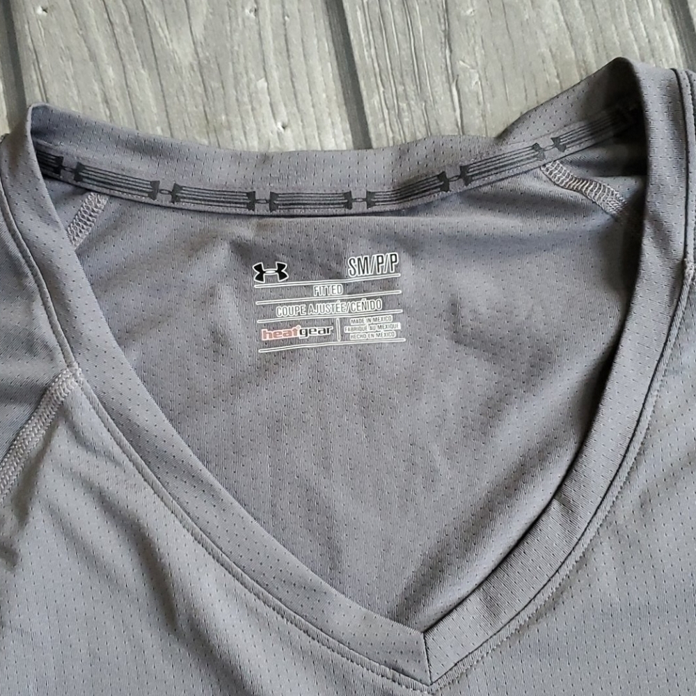 Ladies Under Armour Fitted V-Neck Shirt Sz Sm - Picture 3 of 4